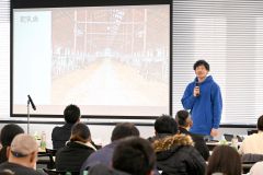 子牛管理技術を説明する當麻さん