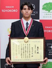 道スポーツ奨励賞の軍司さんに表彰伝達　全中スケート短距離２冠 2