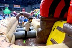 遊具で遊ぶ子どもたち（３０日午前１１時４０分ごろ。金野和彦撮影）