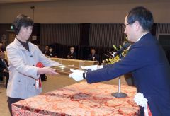 自治功労を受賞した春日さん（左）