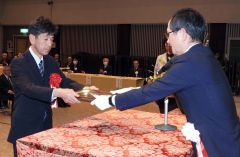 自治功労を受賞した大坂さん（左）