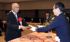 自治功労を受賞した山村さん（左）