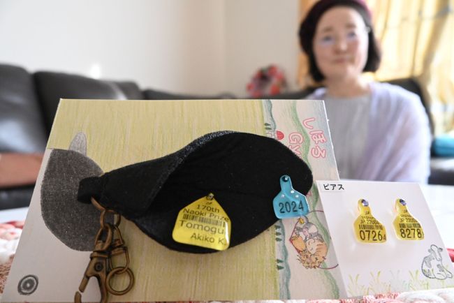 河崎さん着用ピアス制作の藤内さん、お祝いと感謝込めキーホルダー贈る