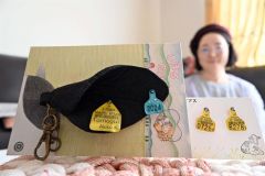藤内さんが制作した耳標ピアス（右）と河﨑さんに贈った牛の耳に「Ｎａｏｋｉ　Ｐｒｉｚｅ」などと印字した耳標を付けたキーホルダー