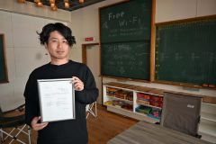 NPOの認証書と澤村さん。交流施設の運営に本腰を入れる(集いの杜のカフェスペースで)