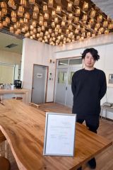 NPOの認証書と澤村さん。交流施設の運営に本腰を入れる(集いの杜のカフェスペースで)