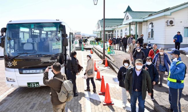 富良野－新得が廃線　新得駅では鉄道ファンが別れを惜しむ