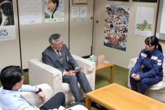 高木町長（中央）と談笑する小野寺さん。左は小野寺務課長（士幌町提供）