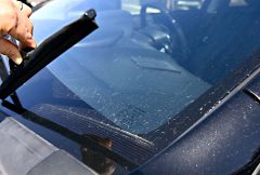 車のフロントガラスに付着した黄砂（３０日、金野和彦撮影）