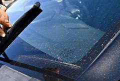 車のフロントガラスに付着した黄砂（３０日、金野和彦撮影）
