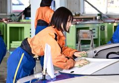 訓練の集大成のレースを終え、１年間の感謝を込めてボートを洗う中嶋さん