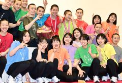 第１３４期の仲間たちと笑顔で記念撮影する中嶋さん（前列中央）
