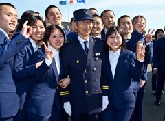 厳しかった教官と、最後は笑顔と涙で記念撮影する中嶋（前列右）