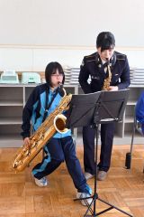 バリトンサックスの指導を行う中林隊員