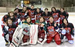 アイスホッケー女子OG13人が現役選手と初の交流試合 5