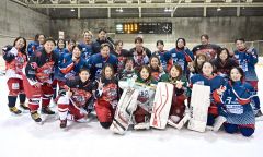 アイスホッケー女子ＯＧ１３人が現役選手と初の交流試合