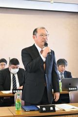 あいさつする大滝会長