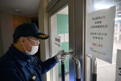 営業を終えて施錠された駐車場出入り口（３月３１日、須貝拓也撮影）