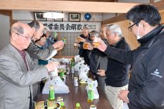 これまでの活動をねぎらい乾杯する会員
