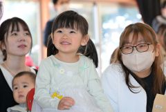 保育士たちの寸劇で笑顔を浮かべる新入園児（１日午前９時５０分ごろ、須貝拓也撮影）