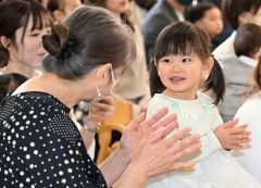 年長園児の歌に合わせ手をたたく新入園児（１日午前９時４０分ごろ、須貝拓也撮影）
