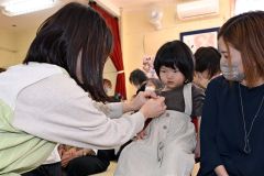 園児たちも新生活スタート　おひさま保育園で入園式　２１人保護者と登園