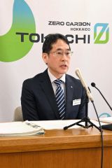 着任会見で抱負を語る野口局長