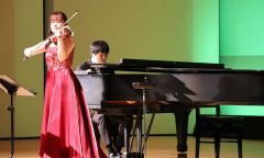 第2部でポピュラー音楽を披露する片山さん(左)と乾さん(右)