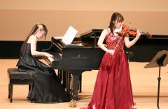 第1部でクラシック音楽を演奏する片山さん(右)と中村さん(左)