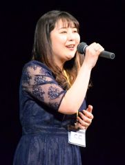 熱唱するグランプリ部門出場者