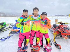開幕戦のヒート１で１～３位を独占したＴＥＡＭ　ＥＮＥＲＧＹ―Ｘ勢（左から２位の鈴木侑斗、１位の郷瞬希、３位の佐々木雅規）