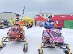 共にｓｋｉ―ｄｏｏの２０２４年型マシンで好成績を収めた郷瞬希（左）と佐々木雅規