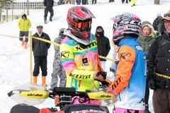 最終レースを終え、年間初優勝を決めた郷瞬希（左）を同２位の佐々木雅規が握手してたたえる（関根輝恵さん撮影）