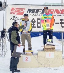 表彰台の上で笑顔を見せる（左から）佐々木雅規と郷瞬希
