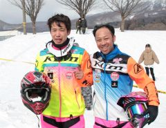 年間首位の郷瞬希（左）と同２位の佐々木雅規が全レースを終えて笑顔を見せる（関根輝恵さん撮影）