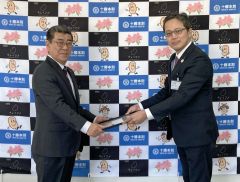 景川次長（右）に感謝状を贈った佐々木町長