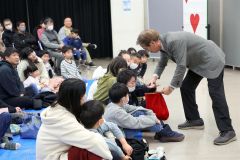 観客の子どもたちをマジックに誘う安田宝生さん