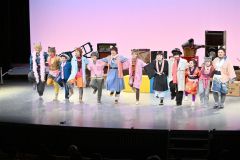 観客を魅了した劇団パズルの演者たち(金野和彦撮影)
