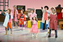 劇団パズル「十一匹のネコ」公演、歌と演技で魅了