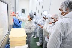 加工場を見学する研修員