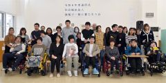 地域サポートセンター「えがお」に仲間入りした渡邉さん（前列右から５人目）と母美絵さん（同６人目）