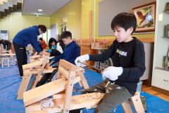 丸太で椅子作りに挑戦　ＳＴＥＰが「春キャンプ」　大樹