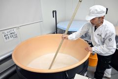 十勝晴れの仕込み作業を行う蔵人