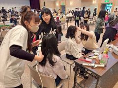 おしゃれコーナーで楽しむ参加者