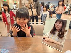 お菓子まきに大歓声　おしゃれコーナーも人気　新得でこどもひろば