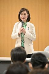 あいさつする中川支部長