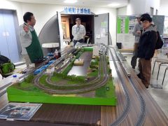 来場者に鉄道模型を紹介する君島さん（左）