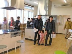 レンタルキッチンを見学する参加者