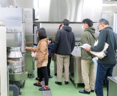 加工調理室を見学する参加者