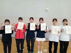 決勝各リーグの優勝者。左から３位リーグの金野美乃里（幕別清陵）と高橋亜実（帯大谷）のペア、１位リーグの柴田妃夏（同）と大西美海（同）のペア、２位リーグの長尾果南（帯柏葉）と西部ひより（同）のペア